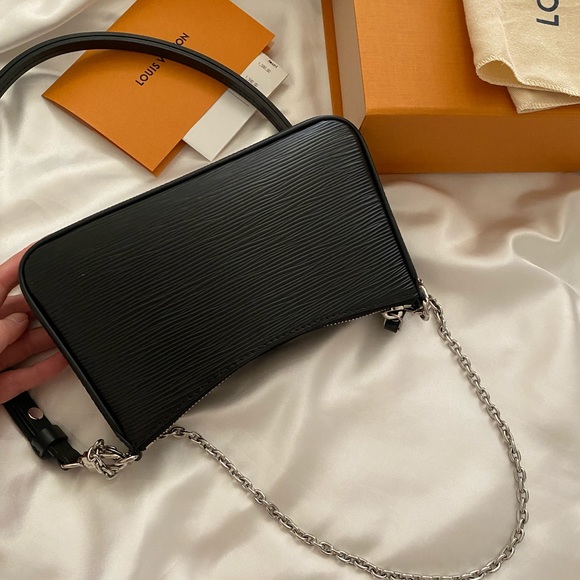 Louis Vuitton Easy Pouch on Strap - Picture 6 of 11